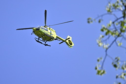 Ambulanshelikopter larmades till platsen där en bil körde av vägen i Sotenäs kommun. Arkivbild.