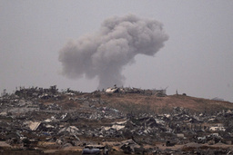 Rök stiger mot himlen efter en explosion i Gaza tidigare i veckan. Bilden är tagen 25 april.