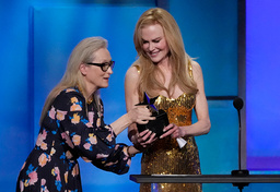 Meryl Streep delar ut en Life Achievement Award till Nicole Kidman.