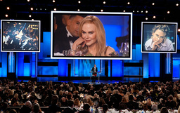 Nicole Kidman följer maken Keith Urbans tal under amerikanska filminstitutets galakväll där hon fick motta Life achievement award.