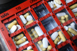 Vid dosdispensering tas läkemedel ur originalförpackningar och ompaketeras i särskilda dospåsar för patienter. Arkivbild.