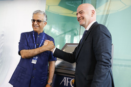 Om Asiatiska fotbollsförbundet (AFC) tar bort maxtiden för hur länge en ordförande kan sitta på sin post kan Salman bin Ibrahim al-Khalifa väljas om igen 2027. Här ses han med Fifa-ordförande Gianni Infantino. Arkivbild.
