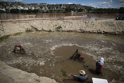 Förgiftat flodvatten efter katastrofen då Samarco-dammen brast 2015. Arkivbild.