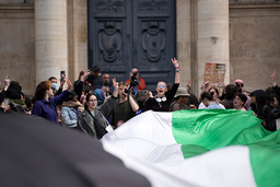Demonstranter utanför universitetet Sorbonne i Paris, Frankrike.