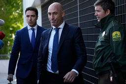 Luis Rubiales anländer till rätten i Madrid där han vittnade i den pågående korruptionsutredningen.