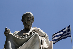 Den grekiske filosofen Platon finns avbildad som staty framför Akademien i Aten. Arkivbild.