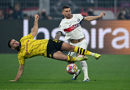 Dortmunds Niclas Füllkrug och PSG:s Lucas Hernández under Champions League-semifinalen innan Hernández skadades.