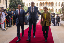 Libanons premiärminister Najib Mikati, i mitten, med Cyperns president Nikos Christodoulides och EU-kommissionens ordförande Ursula von der Leyen.