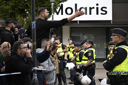 Poliser och motdemonstranter vid en koranbränning i Malmö i höstas.