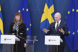 Spelinspektionens generaldirektör Camilla Rosenberg och finansmarknadsminister Niklas Wykman (M) på en pressträff om matchfixning.