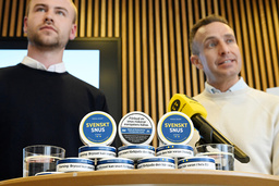 Moderaternas toppkandidat i EU-valet Tomas Tobé (th) och Muf:s förbundsordförande Douglas Thor på en pressträff om vitt snus.