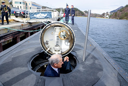 Norges statsminister Jonas Gahr Støre besöker en av marinens ubåtar. Arkivbild.