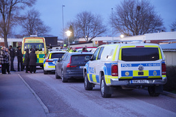 Polis och ambulans på plats sedan en 16-årig pojke hittats skjuten i Norrköping. Arkivbild.