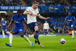 Tottenhams Dejan Kulusevski i duell med Chelseas Trevoh Chalobah.