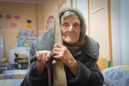 98-åriga Lidia Lomikovska sitter i ett härbärge efter att hon flytt ryskockuperat territorium.