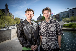 Marcus & Martinus vid kanalen i Malmö på fredagen inför nästa veckas Eurovison Song Contest.