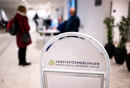 Arbetssökande vid receptionen på Arbetsförmedlingen på Regementsgatan i Malmö i november 2022. Arkivbild.