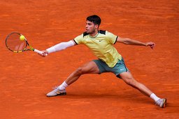 Carlos Alcaraz, med den krånglande högerarmen lindad, under en match i Madrids ATP-turnering tidigare i veckan.