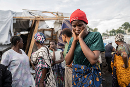 Människor samlas vid platsen där en explosion ägde rum i ett flyktingläger i Goma, östra Kongo-Kinshasa, under fredagen.