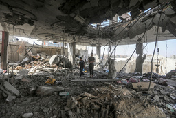 Resterna av ett hem i Rafah efter ett israeliskt luftangrepp under natten till fredagen som två vuxna och fem barn uppges ha dödats i.