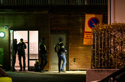 Poliser på plats efter larm om en skjutning mot en lägenhet i Hammarby sjöstad i södra Stockholm på fredagskvällen.