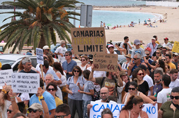 Demonstration mot ohållbar turism på kanarieön Fuerteventura den 20 april.