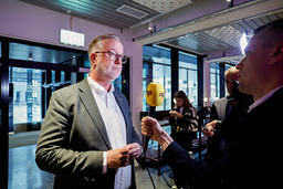 Liberalernas partiledare Johan Pehrson (L) anländer till Sveriges Television i Stockholm på söndagskvällen för partiledardebatten i Agenda.