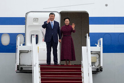Kinas president Xi Jinping och hans hustru Peng Liyuan anländer till Frankrike på söndagen.