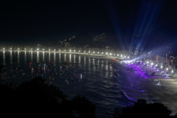 Många försökte också avnjuta konserten i båtar, till vänster i bild.