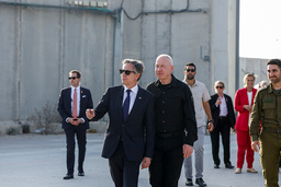 Israels försvarsminister Yoav Gallant, tillsammans med USA:s utrikesminister Antony Blinken, vid Kerem Shalom-övergången i Israel den 1 maj.