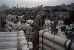 Israeliska soldater vid artillerilager nära gränsen till Gaza. Bild från 1 januari.