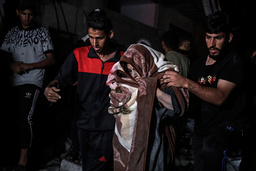 I väntan på en uppgörelse fortsätter kriget i Gazaremsan. Här räddas en kvinna efter ett israeliskt flyganfall mot Rafah natten till lördagen.