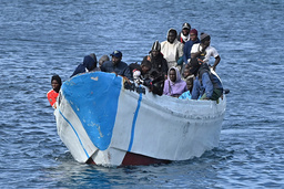 En båt med migranter och asylsökande på väg in till kanarieön El Hierro i februari. Arkivfoto.
