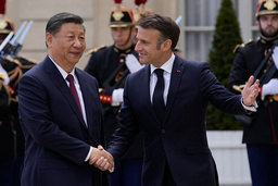 Kinas president Xi Jinping välkomnas av Frankrikes president Emmanuel Macron till Élyséepalatset i Paris på måndagen.