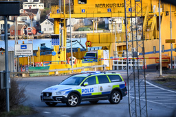 En bil körde av oklar anledning igenom grinden från en bilfärja mellan Furusund och Yxlan och hamnade i vattnet under söndagen den 28 april.