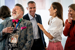 Copenhagen Prides politiska ordförande Lars Henriksen (till vänster i bild) lämnar sin post efter kritiken. Här syns han tillsammans med Danmarks kronprinsessa Mary vid en konferens i Köpenhamn 2021.