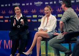 Petra Mede och Malin Åkerman intervjuas av SVT:s Jovan Radomir vid presskonferensen i Malmö.