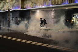 Protesterna i Hongkong 2019 pågick i flera månader med sammandrabbningar mellan demonstranter och polis. Nu förbjuds en sång som förknippas med protesterna. Arkivbild.