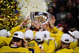Tre Kronor lyfter VM-bucklan i skyn efter guldet 2017. Blir det favorit i repris i Tjeckien i år? Arkivbild.
