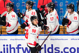 Kanadas 18-årige stjärna Connor Bedard gjorde två mål i matchen.