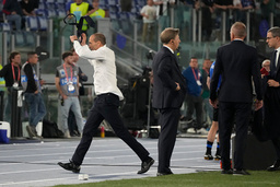 Juventus tränare Massimiliano Allegri stormar av planen efter sitt röda kort i cupfinalen mot Atalanta på Olympiastadion i Rom.