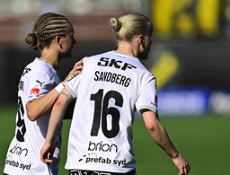 Filippa Curmark gratulerar Anna Sandberg efter den sistnämndas 2–1-mål i lördagens damallsvenska match borta mot AIK.
