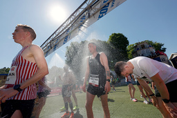 Många löpare svalkade sig i duscharna under lördagens halvmaraton Göteborgsvarvet.