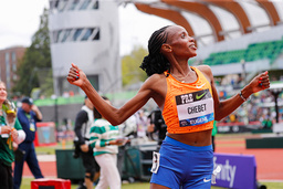 Kenyanskan Beatrice Chebet satte världsrekord på 10 000 meter i Eugene, USA.
