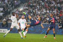 Kylian Mbappé försöker sig på en konstspark under den franska cupfinalen som hans Paris Saint-Germain vann med 2–1 mot Lyon.