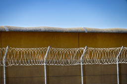Fängelsemur med taggtråd vid anstalten i Kumla. Arkivbild.