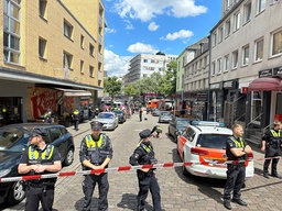 Polisavspärrningar vid Reeperbahn i centrala Hamburg efter att en man skjutits av polis.