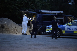 Polis på plats i Salem söder om Stockholm efter att en man hittats skjuten i ett skogsområde.