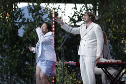 Molly Hammar och Albin Lee Meldau uppträdde tillsammans med låten 'Misstro' under säsongspremiären.