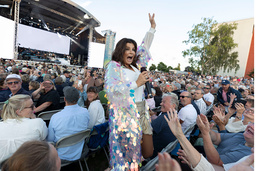 Carola, hemlig gästartist, uppträder då Ålandsmiljardären Anders Wiklöf fyller 78 år och har sin årliga födelsedagskonsert. I år hedrades den nyligen bortgångne artisten Lasse Berghagen.